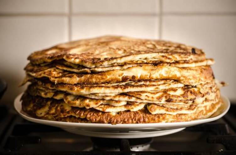 Banana and Peanut Butter Pancakes with Maple Syrup - Fitter Food - Fitter Food